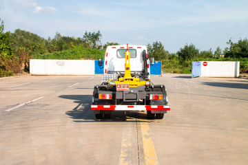 Isuzu 3tons hook lift garbage truck