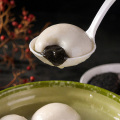 Köstlicher handgemachter großer Tangyuan aus schwarzem Sesam