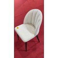 Silla de comedor moderna con respaldo de concha tapizada en color crema