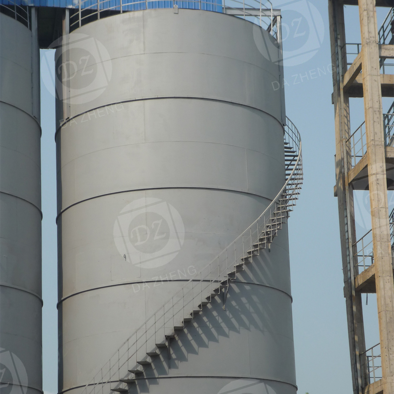 Steel plate silo for equipment storage