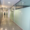 Sala de escritório de vidro inteligente com alternância clara personalizada