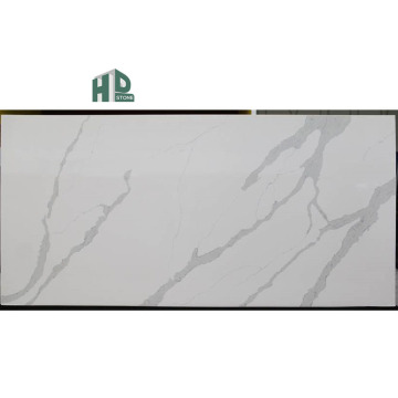 Blanc Artificial Calacatta Quartz Stone avec des veines grises pour les comptoirs et les murs de cuisine