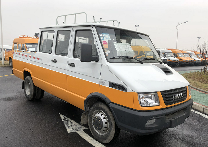 شاحنة IVECO ذات سقف عالي 9 مقاعد