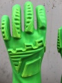 Zielone rękawice impakujące z TPR na ręce z powrotem