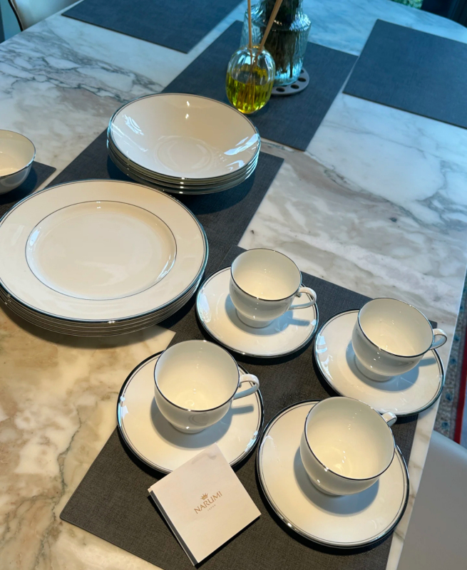 Stylish High-End Dinnerware with Warm Tones and Solid Texture