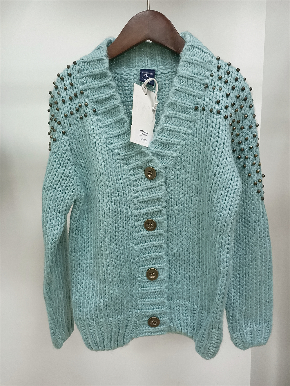 Светло -зеленый акриловый свитер девочки