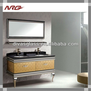 Bathroom cabinet with four legs