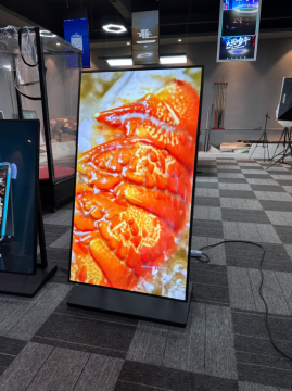 شاشة عرض الإعلانات LCD المحمولة ذات الارتفاع القابل للتعديل