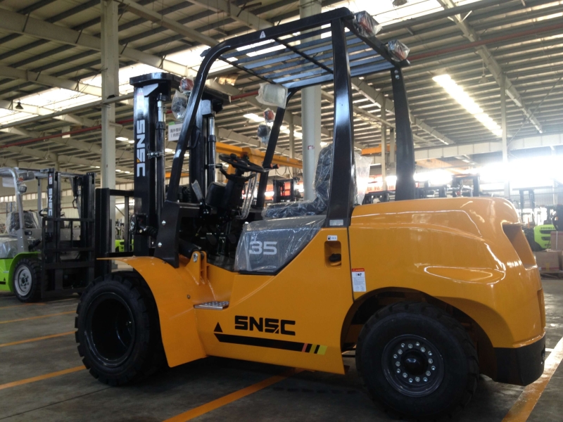 Forklift With Double Front Tyre