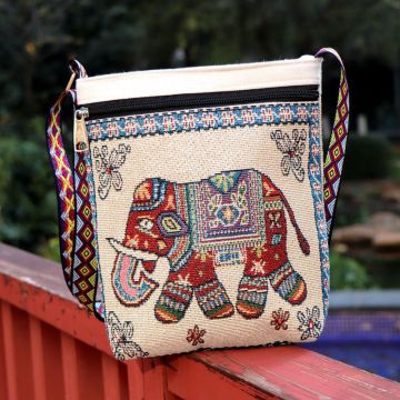 Elegante bolso cruzado étnico teñido en hilo con motivo de elefante