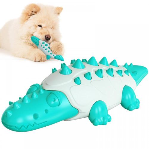 Cão moendo brinquedos crocodilo