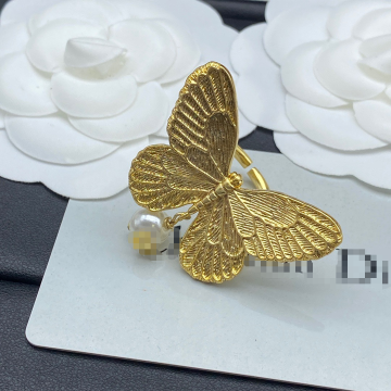 Luxury Gold Butterfly Ring with High Quality Pearl: A Dazzling Jewelry Piece