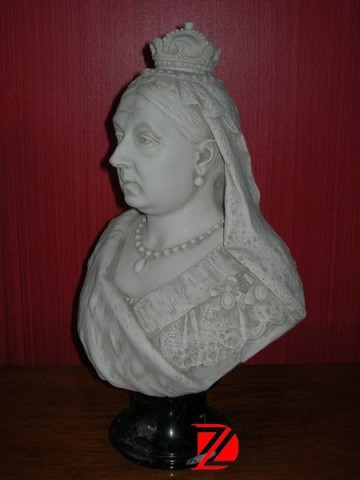 Queen woman statue