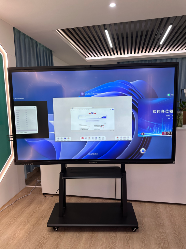 Okul ortamları için güvenli temperli camlı 4K UHD düz panel ekran