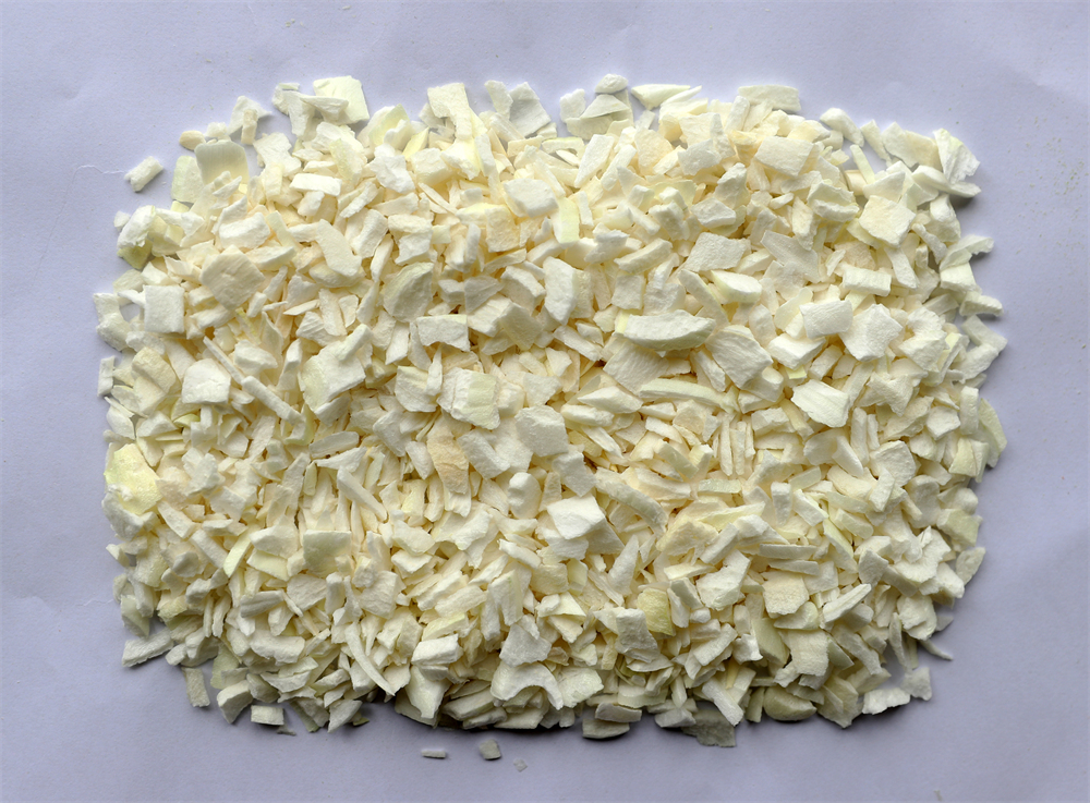 Air dried white onion flakes