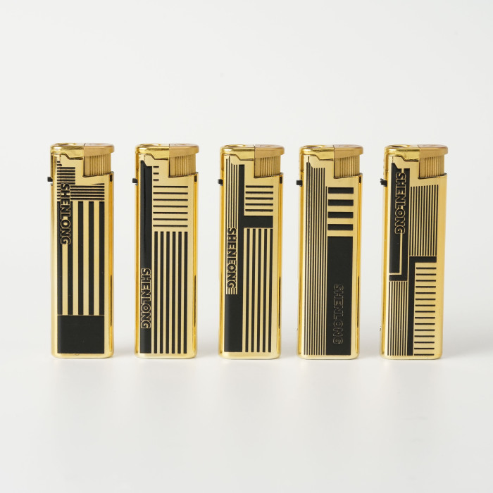Isqueiro de metal geométrico dourado preto