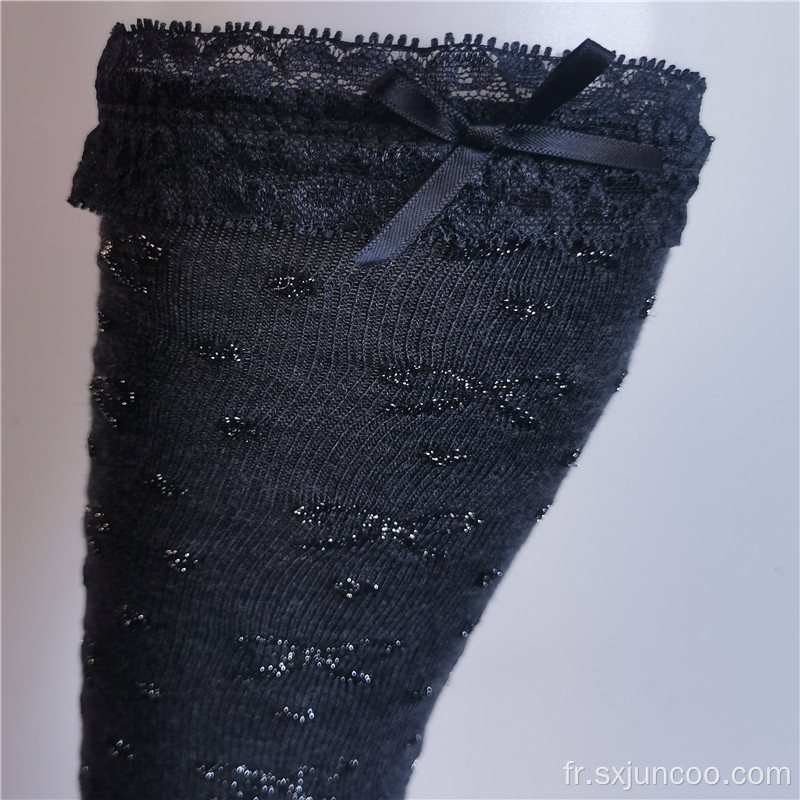 Élégantes charmantes chaussettes noires en dentelle à broderie extensible