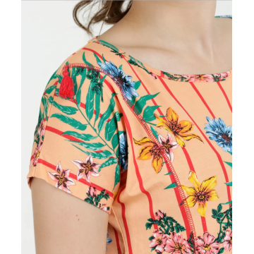 Blusa de manga curta slim fit flor estampada