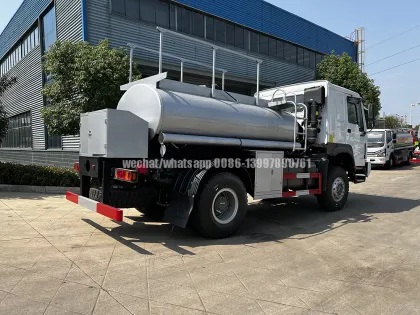 SINOTRUCK 4X4 Off-road Lubricants Oil/Fuel Delivery Vehicle