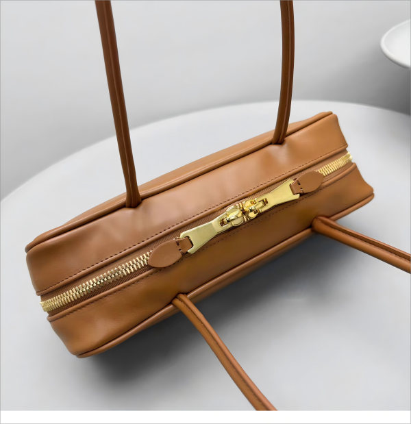 긴 가죽 손잡이가있는 세련된 레트로 토트 Stylish Retro Tote with Long Leather Handles
