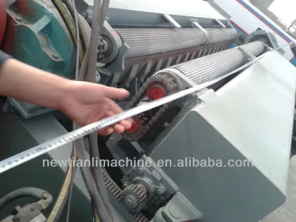 Hydraulic wood rounding debarker