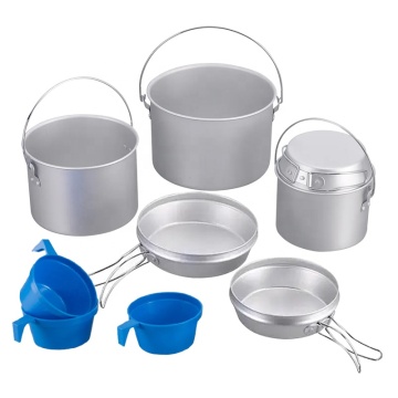 Ensemble d'établissements de camping à chaud: pot, casserole, bol et plus