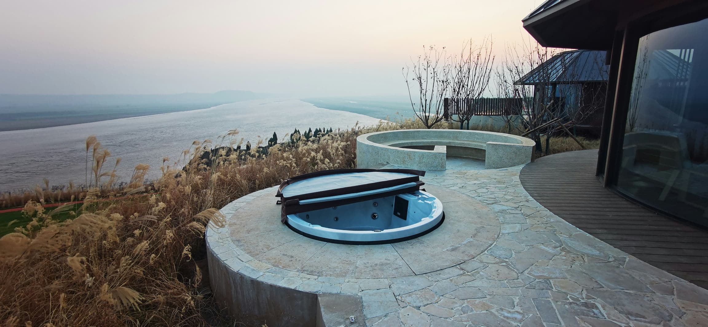 outdoor jacuzzi spa