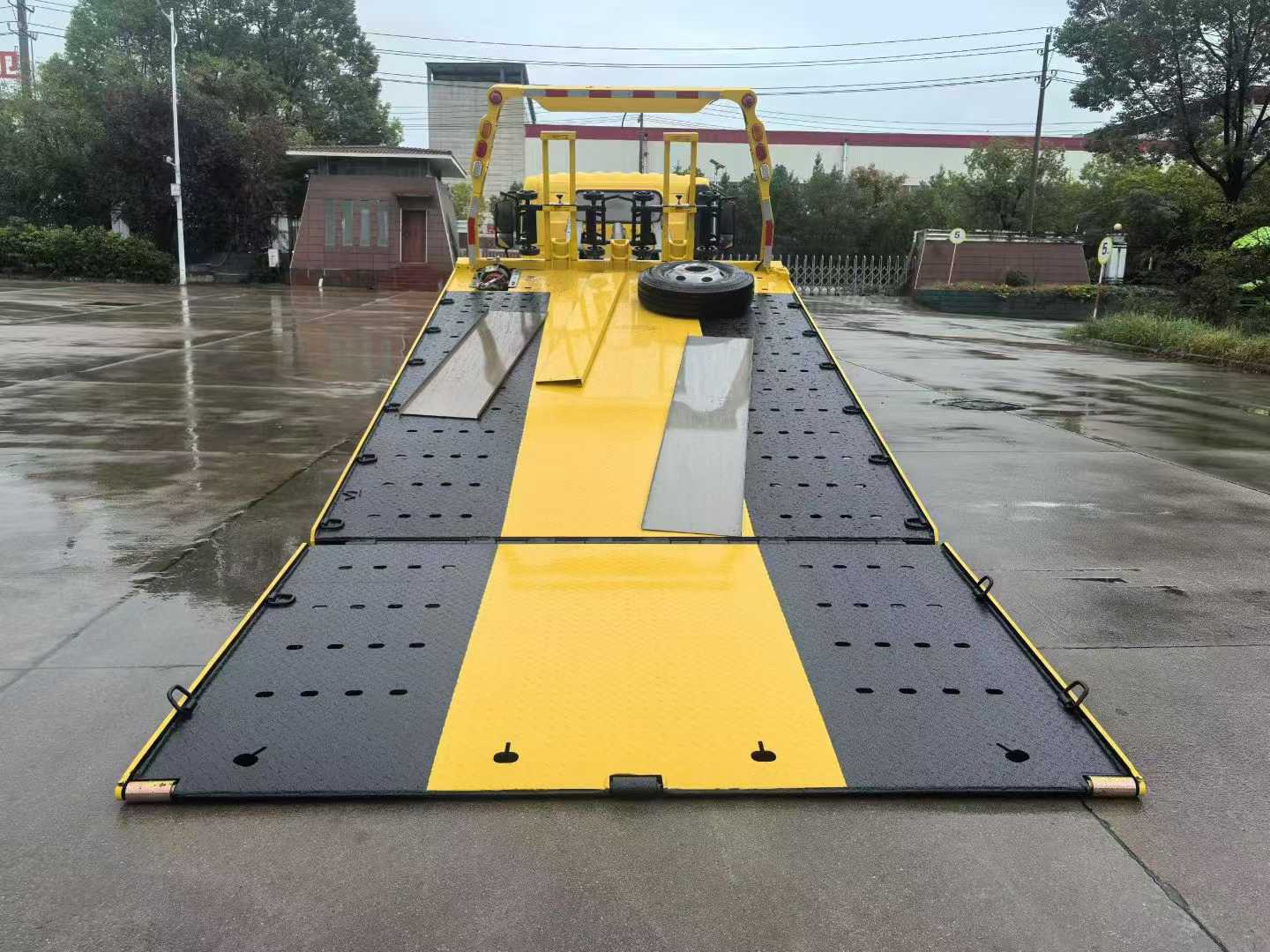 Efficient Flatbed Transport Truck Model