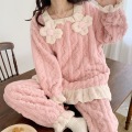 Girl de pyjamas en velours de corail d&#39;hiver