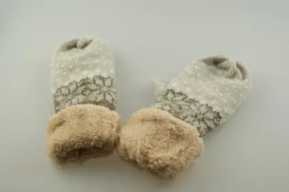 Women Fashionable Knitted Gloves with Supe Soft Fleece