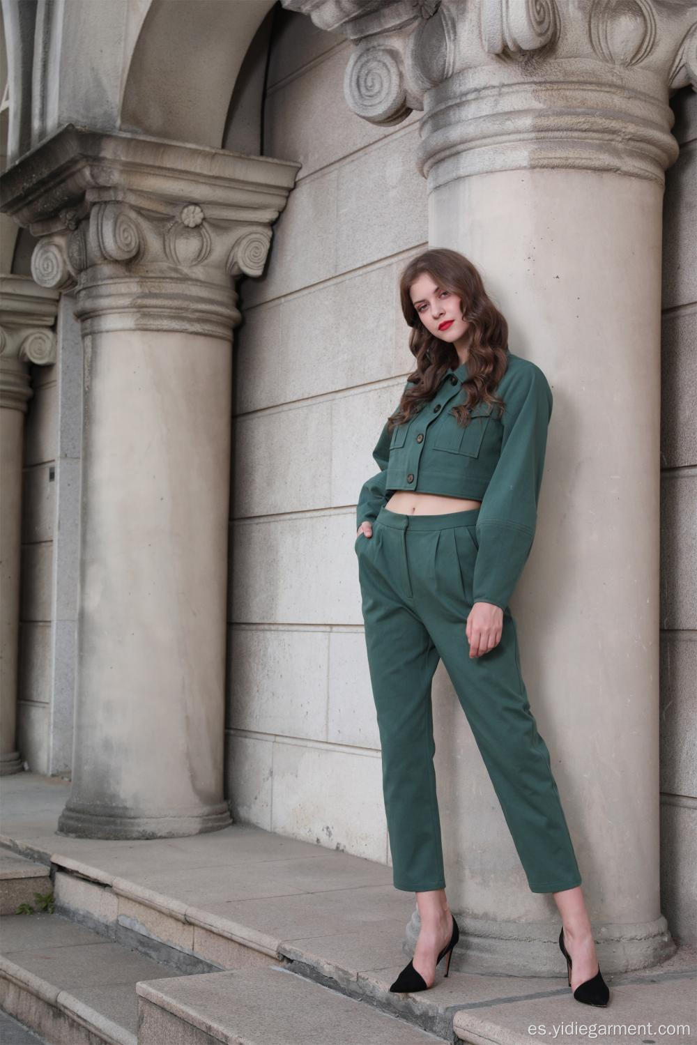 Chaqueta y pantalón verde militar para mujer