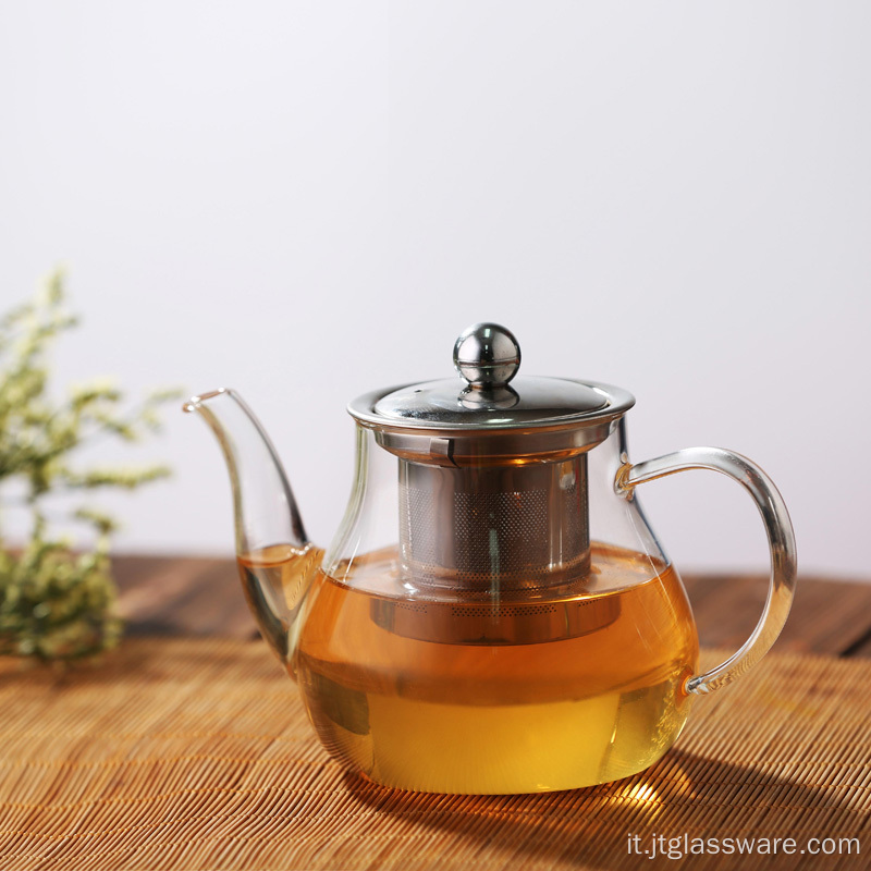 Teiera in vetro da cucina con foglie di tè e caffè