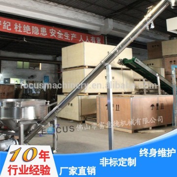 Screw conveyor feeder for feeding and conveying