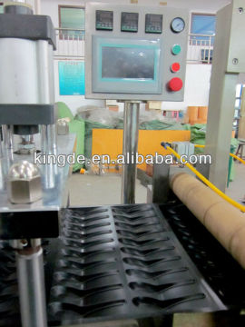 Automatic plastic thermoforming plastic spoon machine
