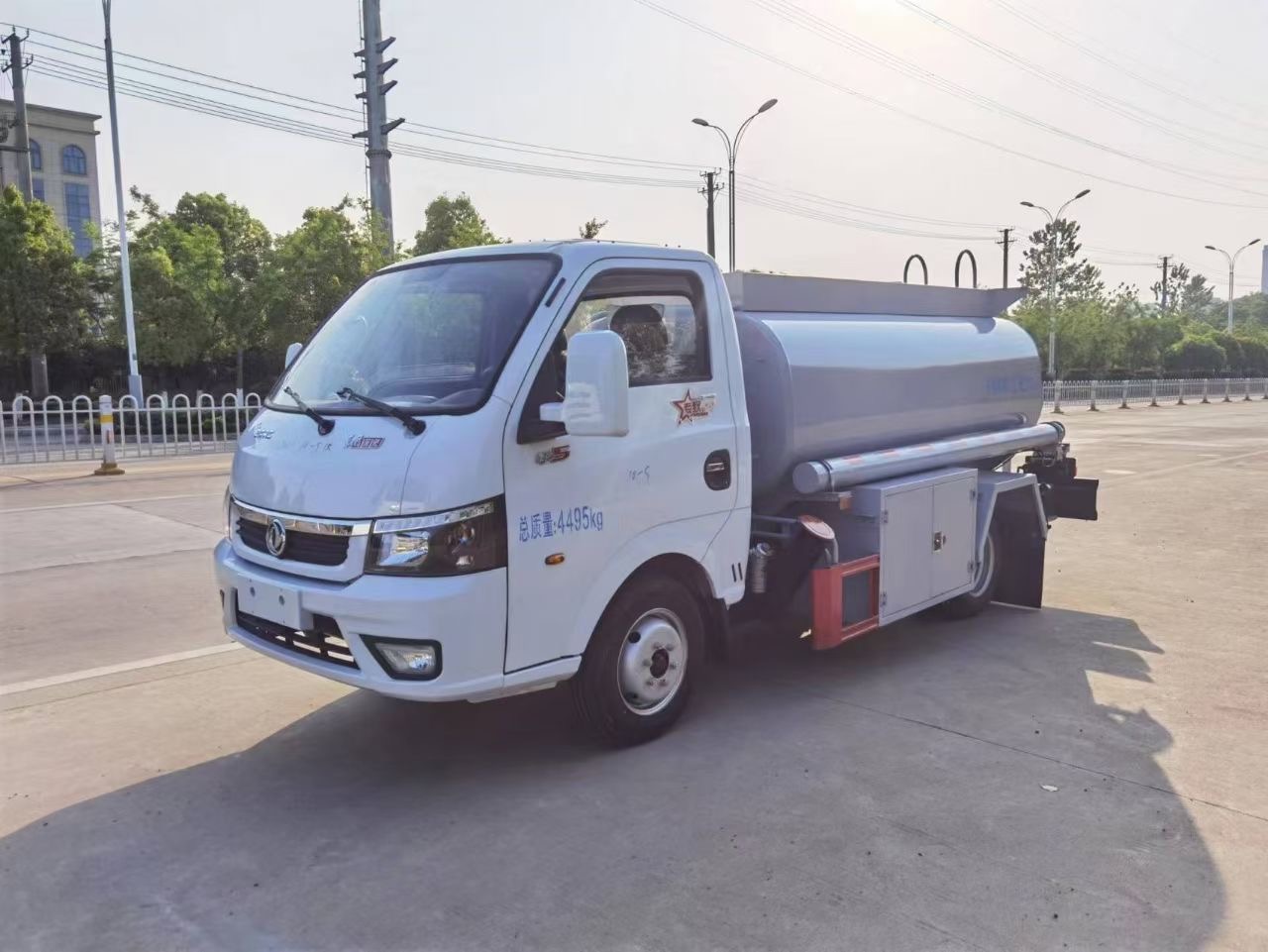 Next-Generation Fuel Transport Truck Featuring Cutting-Edge Tank System