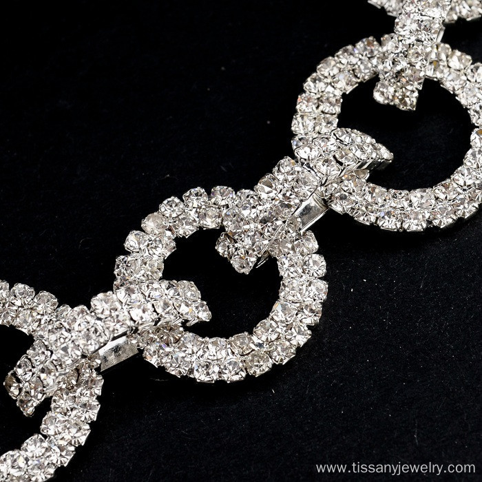 Jingling wedding bracelets and classic design