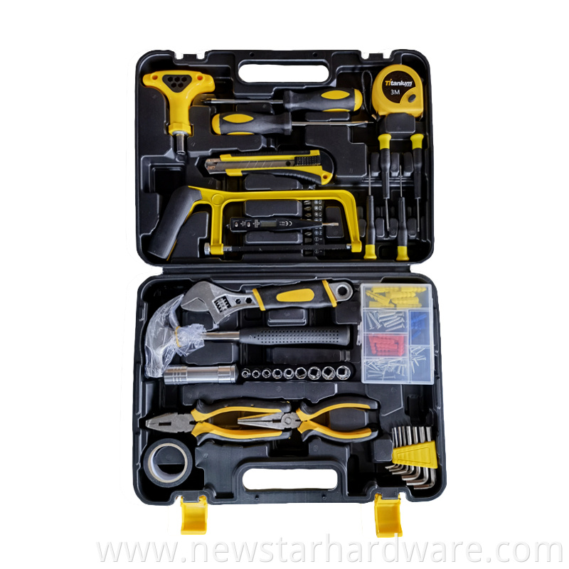 kit de ferramentas com martelo
