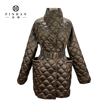 เสื้อคลุมที่กำหนดเอง Down Coat: แจ็คเก็ตเลดี้ที่มีน้ำหนักเบาพร้อมเข็มขัดเอวปรับได้