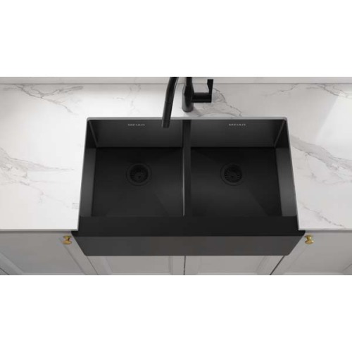Azzar li ma jsaddadx fardal iswed quddiem sink tal-farmhouse moderna