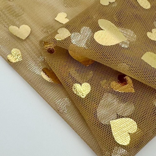 Tessuto in tulle di poliestere con stampa laminata di cuori dorati