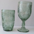ユニークなデザインは、パターン化された緑色のガラスカップを残します