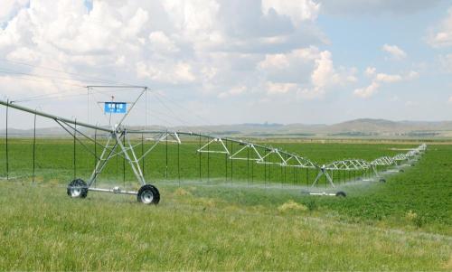 Movimentação lateral automática e sistemas de irrigação por pivô central