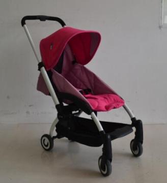 kann nimmt in den kleinen Flugzeug-Kinderwagen