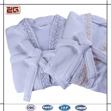 Guangzhou Manufacturer 100% Cotton Waffle Fabric Hotel White Bathrobe with Embroidery
