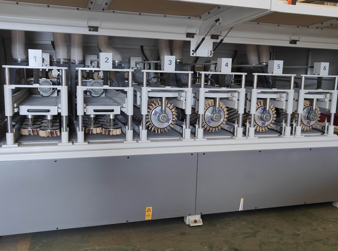 Special shape wood plates sanding machine with primer
