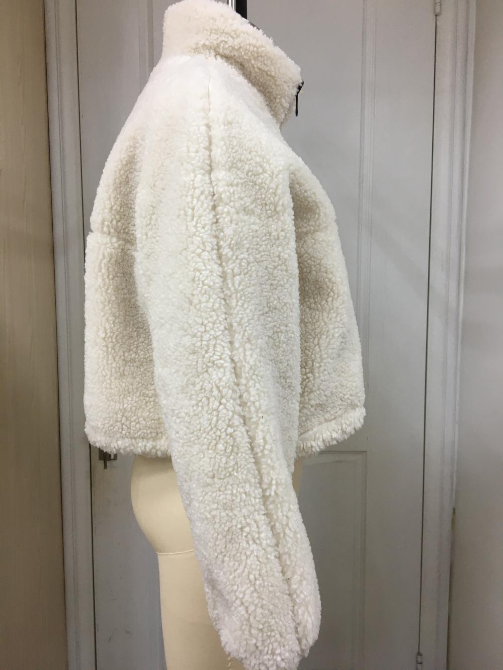 Chaqueta de piel de oveja blanca con cremallera