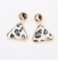 Europe bergaya segitiga drop anting-anting Leopard cetak Ratu temperamen musim panas gaya paduan logam emas resin drop earrings