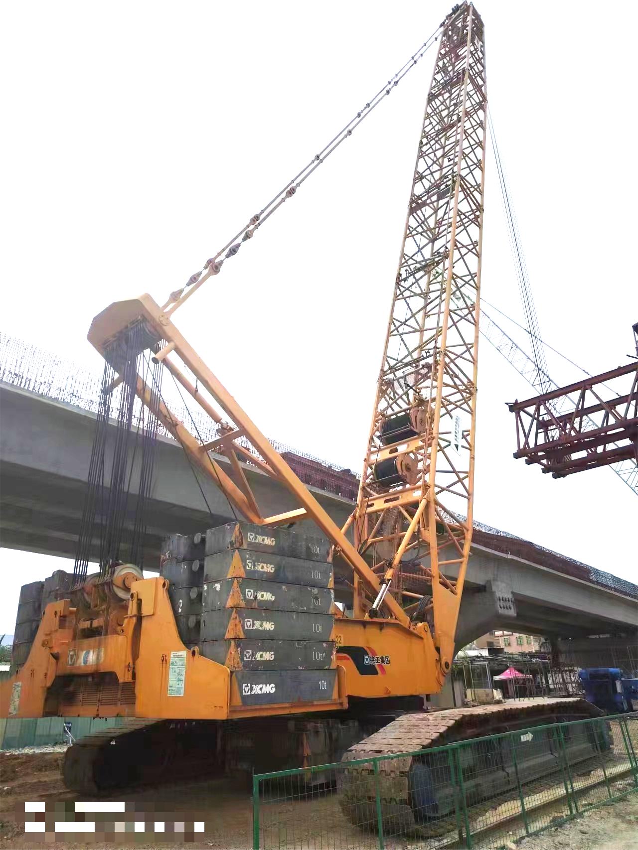 Recent track shoe replacement, 400-ton model Recent track shoe replacement, 400-ton model