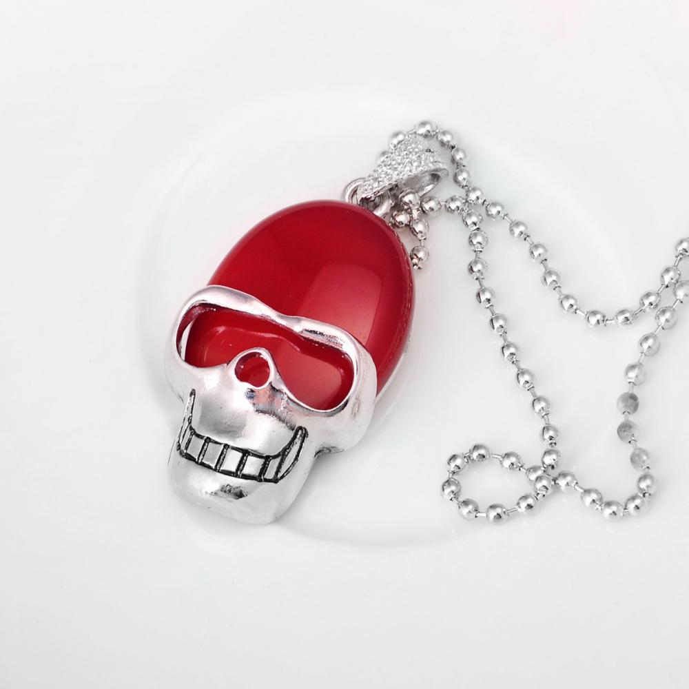 Colgante de piedras preciosas de calavera de cornalina roja con cadena de plata