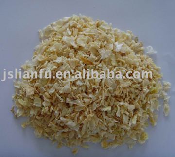 Dehydrated yellow onion flakes